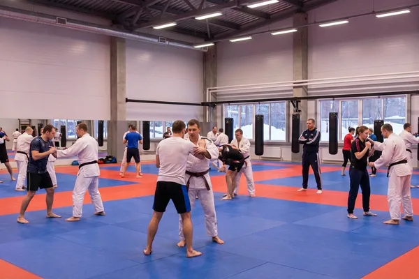 Единоборства для взрослых: как начать тренироваться после 30