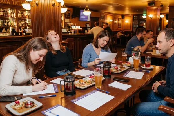 Квизы, ЧГК и мафия: полный гид по интеллектуальным играм в вашем городе