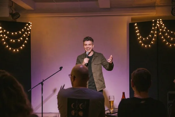 Открытый микрофон: как устроен open mic и почему это лучший способ полюбить стендап
