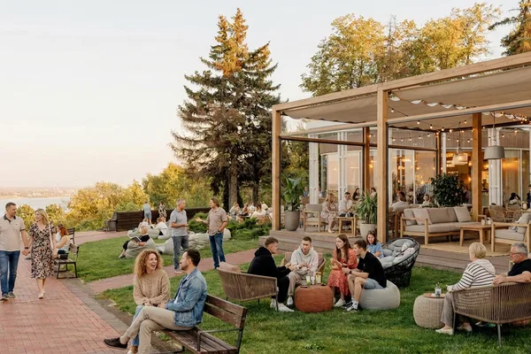 Город выходит на улицу: сезон веранд, парков и open-air в мае 2026