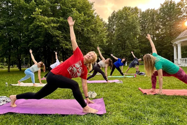 Йога в парке и wellness под открытым небом: летние практики без абонемента
