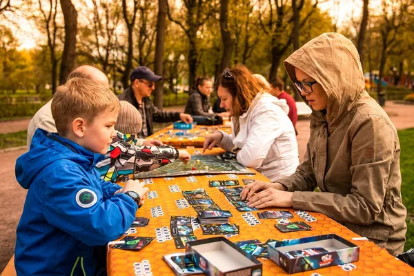 Лето как мёртвый сезон: почему индорные форматы проседают в жару и как обернуть инверсию сезонности в плюс
